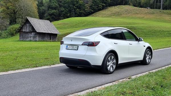 Tesla model Y je najbolje prodajan avto leta 2023 v Evropi