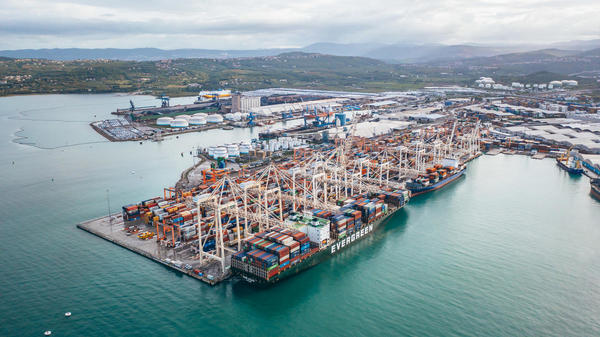 Kako rdečemorska kriza klesti po Luki Koper in logistični verigi