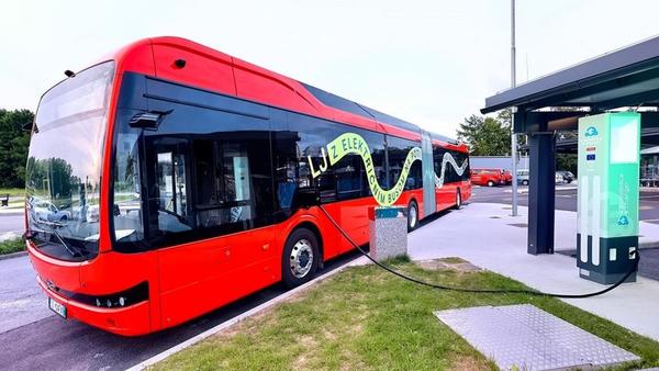 Na Petrolovi polnilnici na Barju prvič priključena električna avtobusa