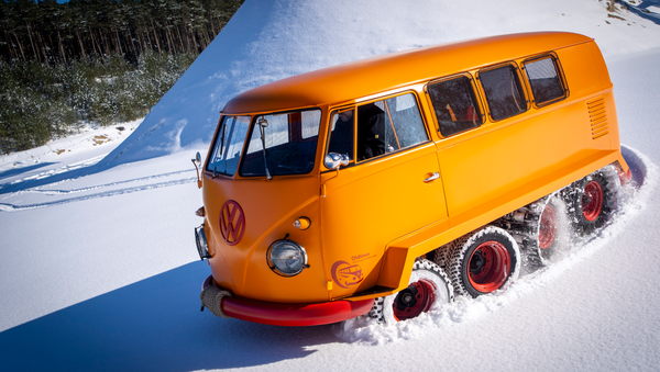 Čudo iz leta 1962 z novim življenjem – volkswagen T1 s štirimi osmi, dvojnimi kolesi in gosenicami